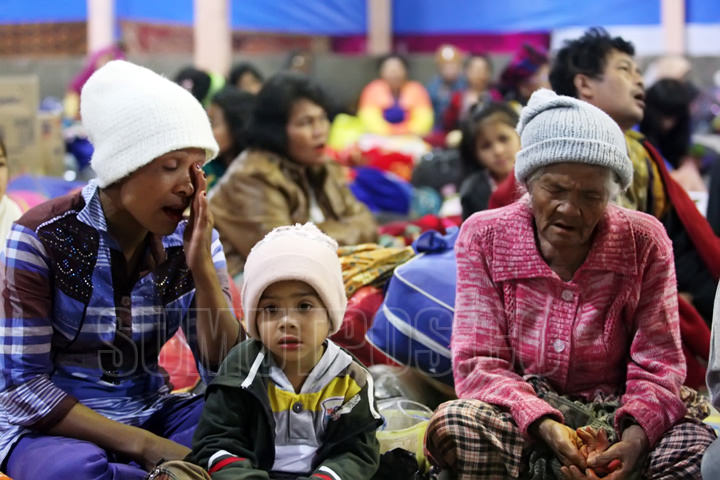 PENGUNGSI : Ratusan warga pengungsi Gunung Sinabung memadati Jambur Taras Jalan Medan - Brastagi, Kabupaten Karo, Minggu (5/1). Meningkatnya ancaman awan panas yang dikeluarkan oleh Gunung Sinabung menyebabkan 2 Desa yang berada di radius 6,5 km tenggara