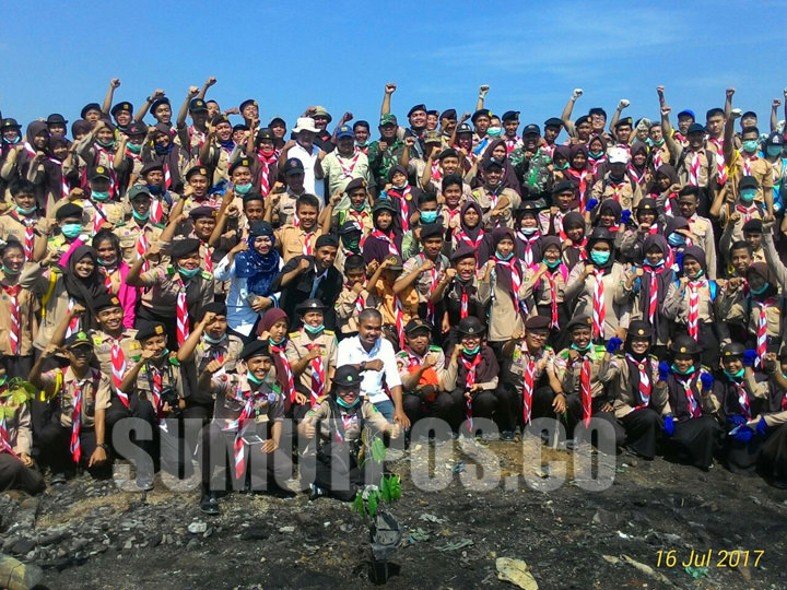 Pramuka Kwartir Cabang (Kwarcab) Kota Medan diabadikan di sela-sela kegiatan penanaman pohon di lokasi TPA Terjun Jalan Palun Nibung, Kelurahan Terjun, Kecamatan Medan Marelan, Minggu (16/7).
