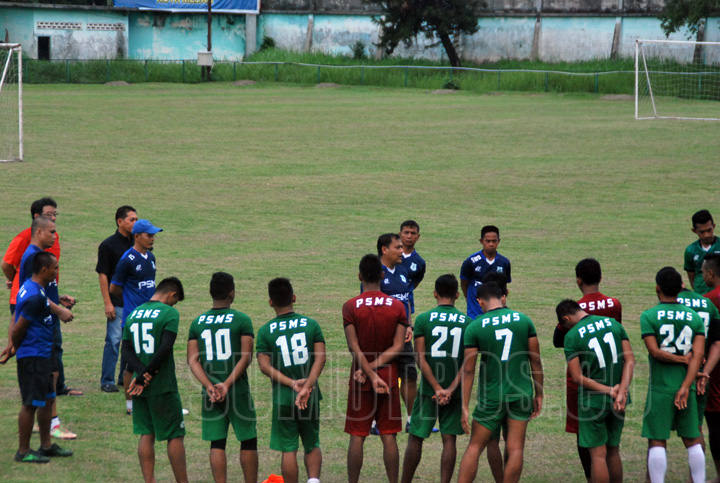 Foto: Doni Hermawan/Sumut Pos Pelatih PSMS, Mahruzar Nasution saat memimpin latiha PSMS di Stadion Mini Kebun Bunga.
