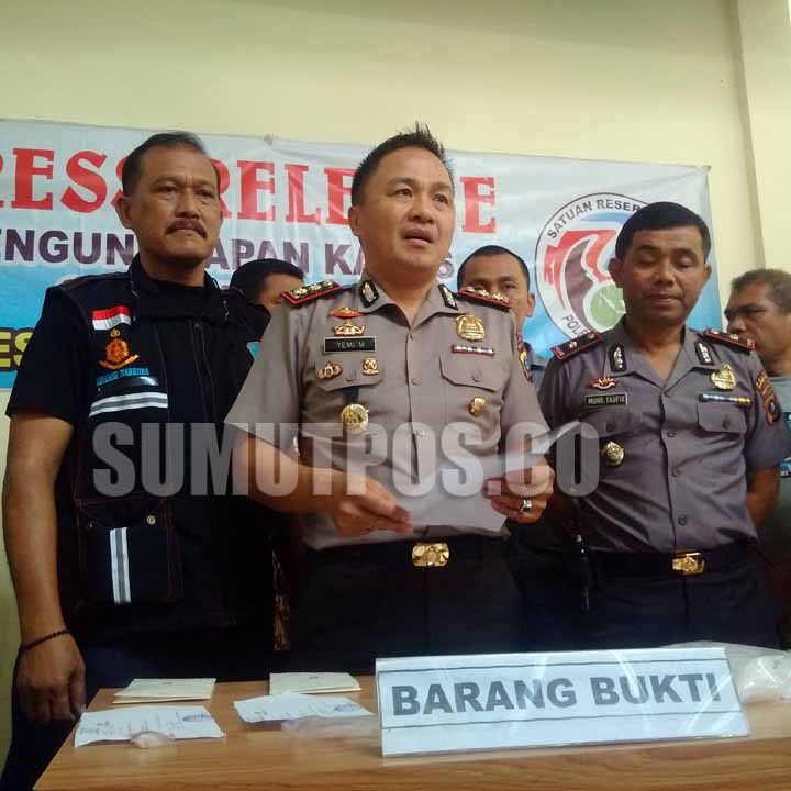 Foto: Fachril/Sumut Pos Kapolres Pelabuhan Belawan, AKBP Yemi Mandagi didampingi Wakapolres Kompol Taufik, memaparkan penagkapan sabu 1,9 kg, Jumat (7/7).