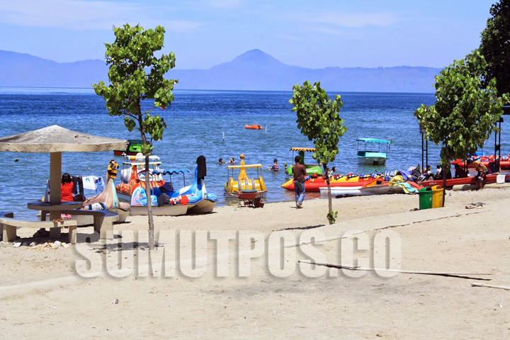 Pantai Pasir Putih Parbaba, Desa Hubolon, Kecamatan Pangururan, Samosir, meyediakan wisata air bagi pengunjung.