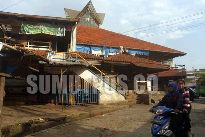 SUTAN SIREGAR/SUMUT POS Warga melintas di Pasar Pringgan.