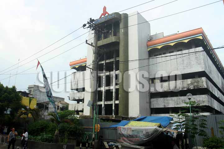 SUTAN SIREGAR/SUMUT POS EX-MEDAN PLAZA_Warga berdiri didepan ex bangunan Medan plaza Jalan Iskandar Muda Medan, Selasa (4/7)