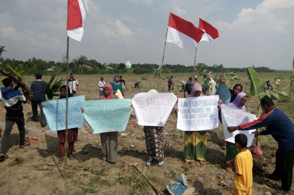 Masyarakat petani yang ingin menguasai lahan di Pasar 10,11,12 dan 13 Kebun Bulucina milik PTPN II, melakukan aksi demo menuntut hak atas lahan garapan, Kamis (6/7) siang.