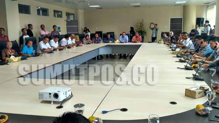 Foto: Pran Hasibuan/Sumut Pos Ketua Komisi A DPRD Medan Sabar Syamsuria Sitepu RDP dengan warga Petisah Tengah.