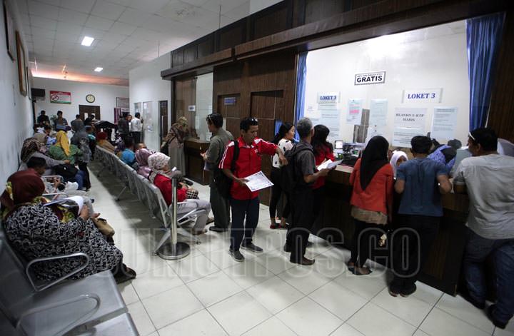 SUTAN SIREGAR/SUMUT POS ANTREAN PEMBUATAN e-KTP_Warga mengatre saat mengurus pembuatan e-KTP di kantor Disdukcapil Medan, Kamis (20/4). Padatnya antrean dipicu memasuki tahun ajaran baru 2017 dan menunggu masuknya 10 ribu blanko e-KTP untuk Kota Medan.