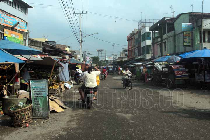 SUTAN SIREGAR/SUMUT POS PASAR KAMPUNG LALANG_Suasana pasar kampung lalang yang berada di Jalan Medan-Binjai, Minggu (30/7) Hari ini (31/7) pasar kampung lalang akan mulai di revitalisasi, dan apabila tidak dimulai atau dibatalkan para pedagang akan mengge