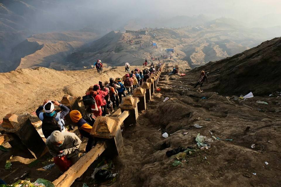 Ribuan wisatawan mancanegara (wisman) dan wisatawan nusantara (wisnus), menghadiri Ritual Yadnya Kasada yang puncaknya jatuh pada hari Minggu (9/7) sampai Senin (10/7) sore.