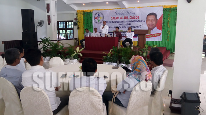 ANDIKA/SUMUT POS DIALOG: Sahril Tumanggor berdialog dengan Komunitas Pendeta Interdenominasi Indonesia Sumut Bersama Tokoh Muda di Restoran Kenanga, Senin (17/7).
