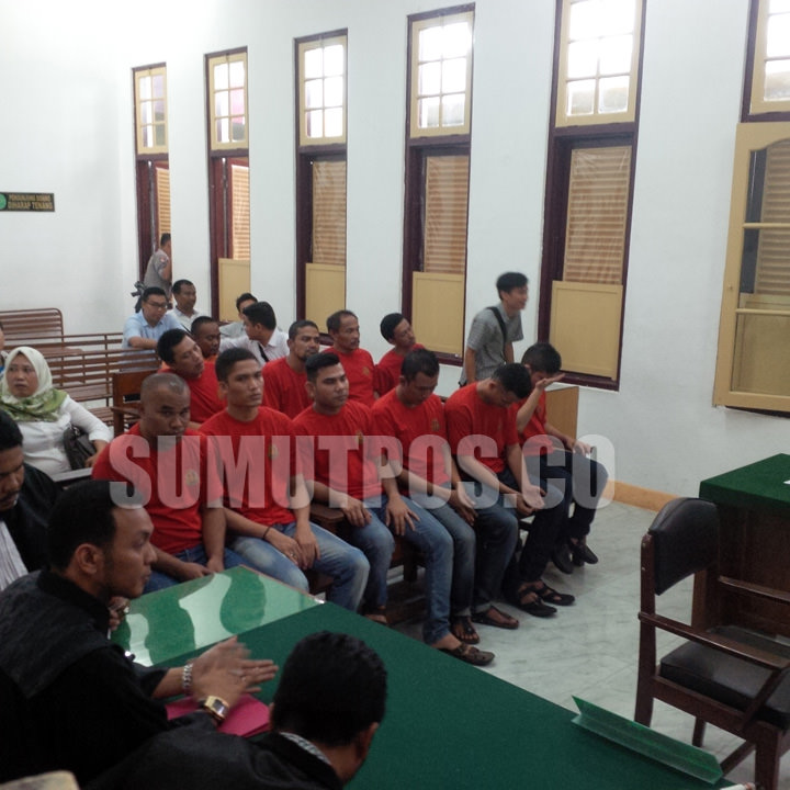 BAGUS SYAHPUTRA/SUMUT POS DAKWAAN : Terdakwa sedang menjalani sidang di PN Medan, Selasa (25/7).
