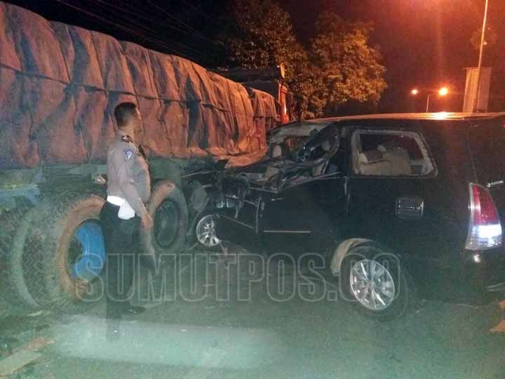 Foto: Sopian/Sumut Pos  OLAH TKP:Petugas Satlantas melakukan olah TKP di lokasi kecelakaan mobil Kijang Innova menabrak truk di Jalan Sudirman Kota Tebingtinggi.