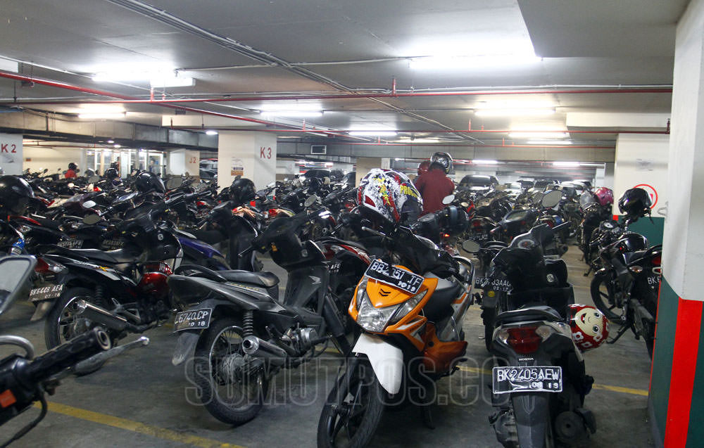 Foto: TRIADI WIBOWO/SUMUT POS Ratusan kendaraan pengunjung di area parkiran Palladium Plaza di jalan Kapten Maulana Lubis Medan, Senin (25/5). Kehilangan sepeda motor di lokasi parkir menjadi tanggung jawab pengelola parkir.
