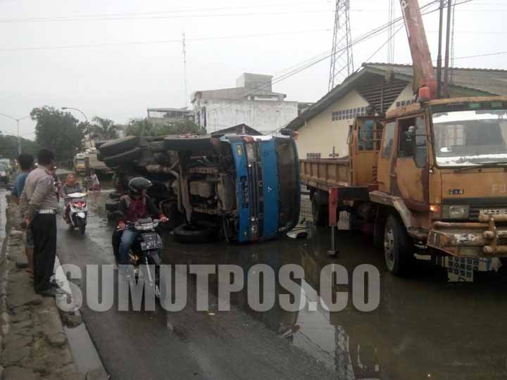 Truk beserta muatannya berupa satu kontiner berisi pupuk terbalik di Simpang Kantor.
