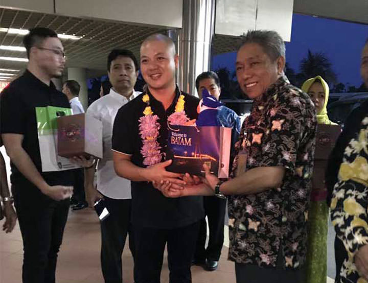 Kepala Dinas Pariwisata Batam Pebrialin, Direktur Promosi dan Humas BP Batam, serta jajaran manajemen Bandara Hang Nadim, menyambut 212 turis China yang didaratkan menggunakan pesawat Boeing 737-900ER JT 2733, di Bandara International Hang Nadim Batam, Ka