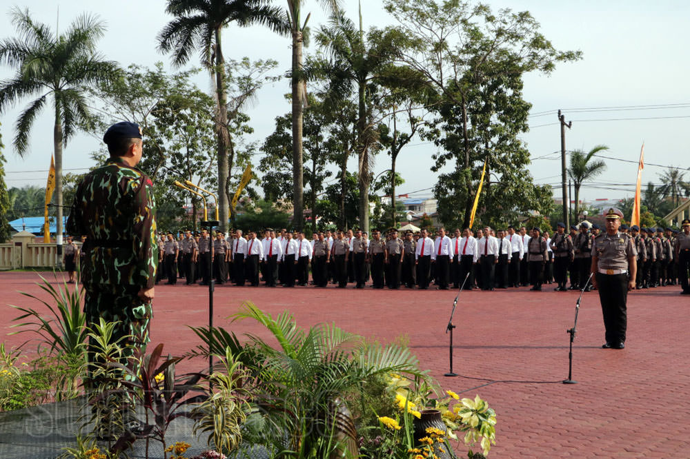 Foto: Diva/Sumut Pos Kapolda Sumut Irjen Pol Rycko Amezla Dahniel memimpin apel kenaikan pangkat di Lapangan KS Tubun Polda Sumut, Kamis (6/7). Sebanyak 177 personel mendapat kenaikan pangkat, termasuk tiga Brimob yang melumpuhkan teroris penyerang Mapold