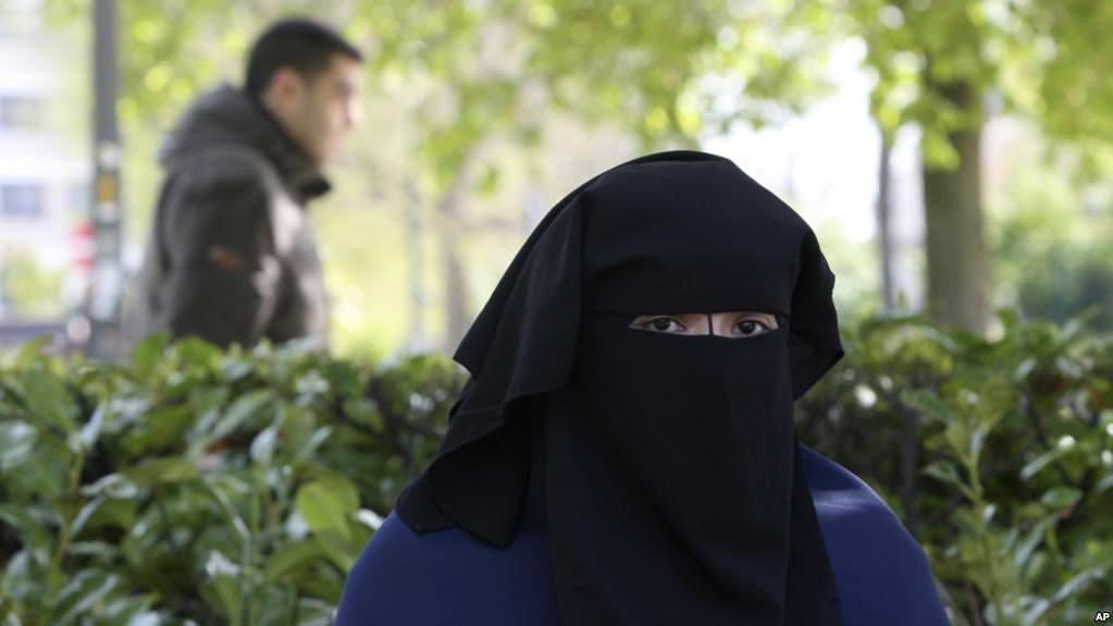 Seorang wanita mengenakan cadar (niqab) duduk di sebuah taman di Brussels, 22 April 2010.