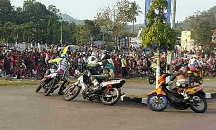Road Race Lintas Batas yang digelar di Sirkuit Oemanu - Kefamenanu, Kabupaten Timur Tengah Utara (TTU) disaksikan 15 ribu warga TTU dan sekitarnya serta dari warga negara tetangga, Timor Leste.