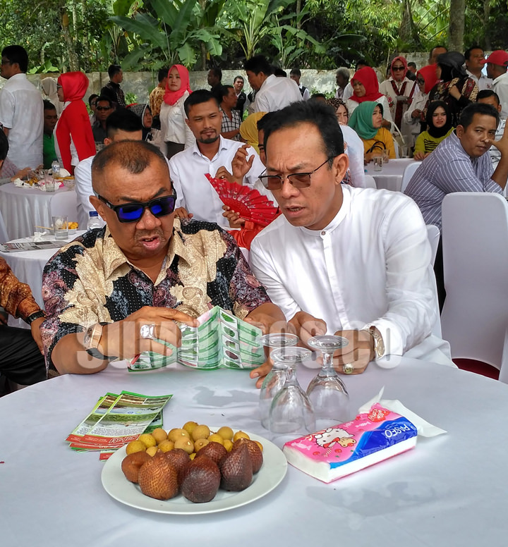 Syamsul Arifin (kiri) berbincang serius dengan Gus Irawan Pasaribu.