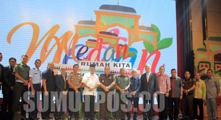 Dzulmi Eldin diabadikan bersama unsur FKPD dan konsulat negara sahabat serta stake holder dengan latar belakang ikon Kota Medan.