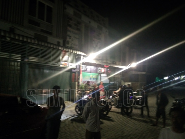 Beberapa warga Jalan Perbatasan Dusun II Desa Bakaran Batu Kecamatan Lubuk Pakam mendatangi Are Karaoke, Sabtu (19/8) malam.