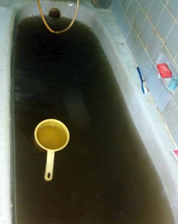 Foto : Andika/Sumut Pos Air Keruh yang dialiri oleh PDAM Tirtanadi Sumut ke salah satu rumah warga di Jalan Gaperta, Minggu (20/8).