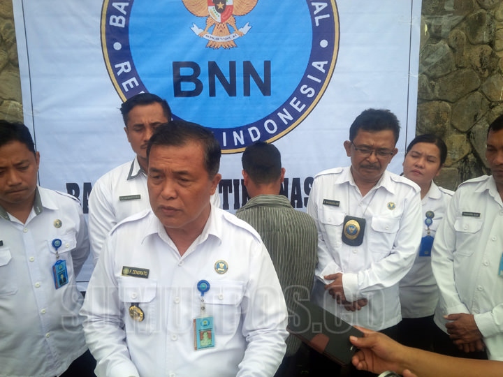 ADITIA LAOLI/SUMUT POS KETERANGAN PERS: Kepala BNNK Gunungsitoli AKBP Faduhusi Zendratö memberikan konferensi pers dihalaman kantor BNNK Gunungsitoli, Senin (28/8).
