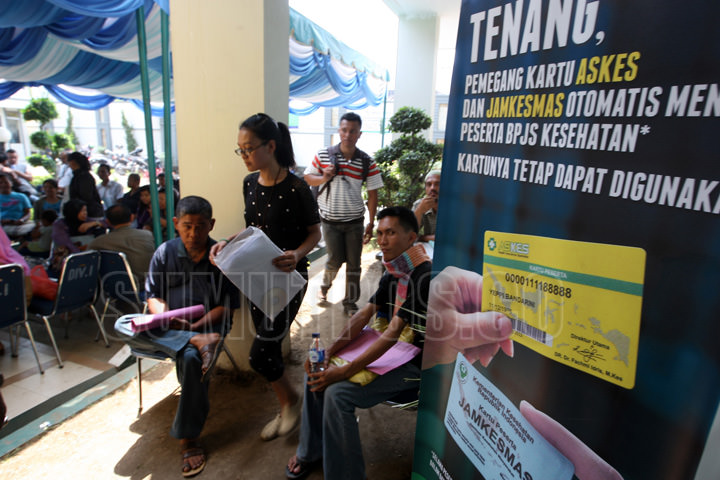 Seorang warga memperlihatkan kartu BPJS yang baru saja selesai pengurusannya di kantor BPJS Jalan Karya Medan, Jumat (25/8). Kartu tersebut berfungsi sebagai jaminan kesehatan nasional.