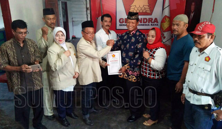 Foto: Jafri Tanjung/Sumut Pos Satu dari 15 balon Bupati Batu Mayor ARH Muhammad Yakub saat mengembalikan berkas pendaftaran kepada wakil panitia penjaringan Ir Daryatmo yang di saksikan Ketua DPC Gerindra Muhammad Taufiq diabadikan dengan photo bersama.