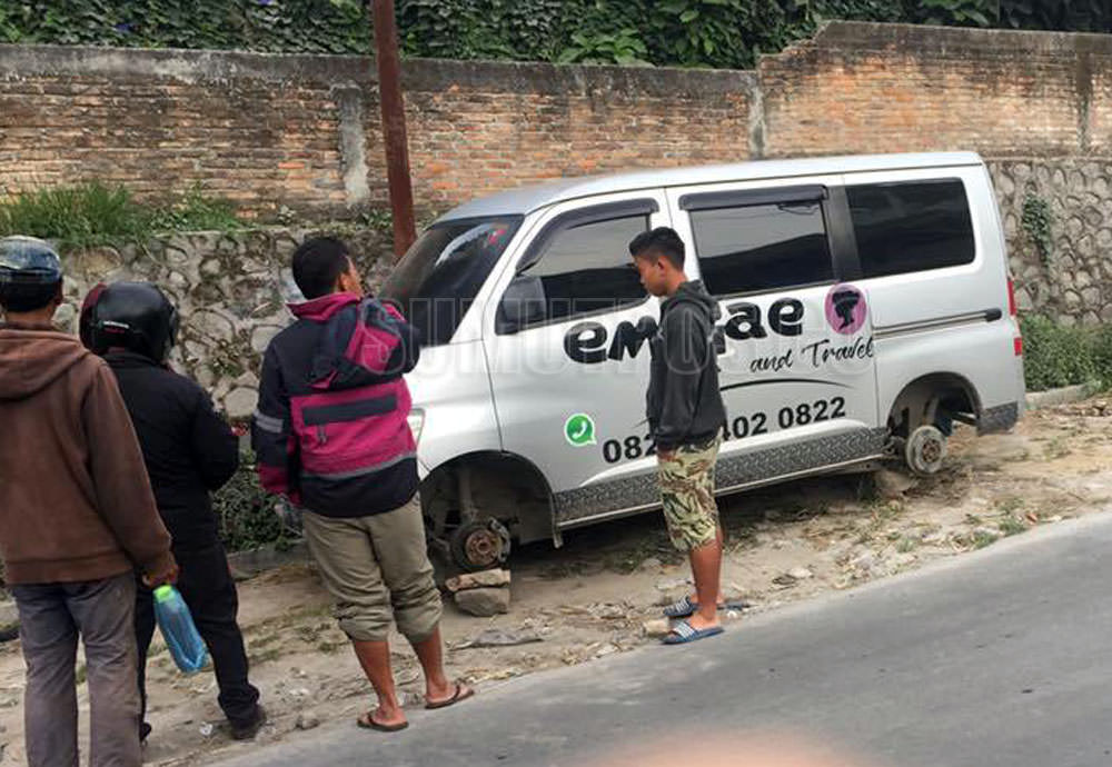 Keempat ban mobil Grandmax warna Silver milik Bayu Prataman, raib saat diparkirkan tak jauh dari rumahnya di Jalan Jaranguda Berastagi, Kec. Merdeka, Karo, Selasa (1/7) pagi.