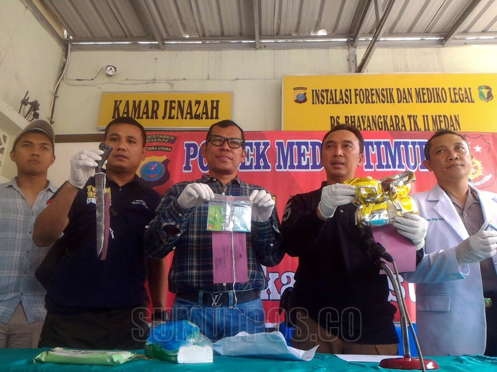 Foto: Kapolrestabes Medan, Kombes Sandy Nugroho dan unit-unit terkait saat melakukan pemaparan tangkapan bandar narkoba, di RS Bhayangkara Medan.