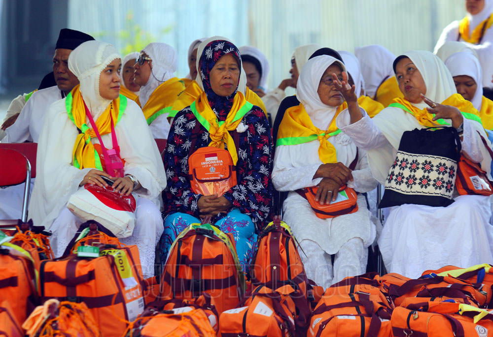 Foto: Triadi Wibowo/Sumut Pos Sejumlah jamaah calon haji asal Medan tiba di Embarkasi Asrama Haji Jalan AH. Nasution Medan, Kamis (27/7). Sekitar 393 jemaah calon haji asal Medan tergabung dalam kloter pertama telah masuk asrama untuk menjalani karantina
