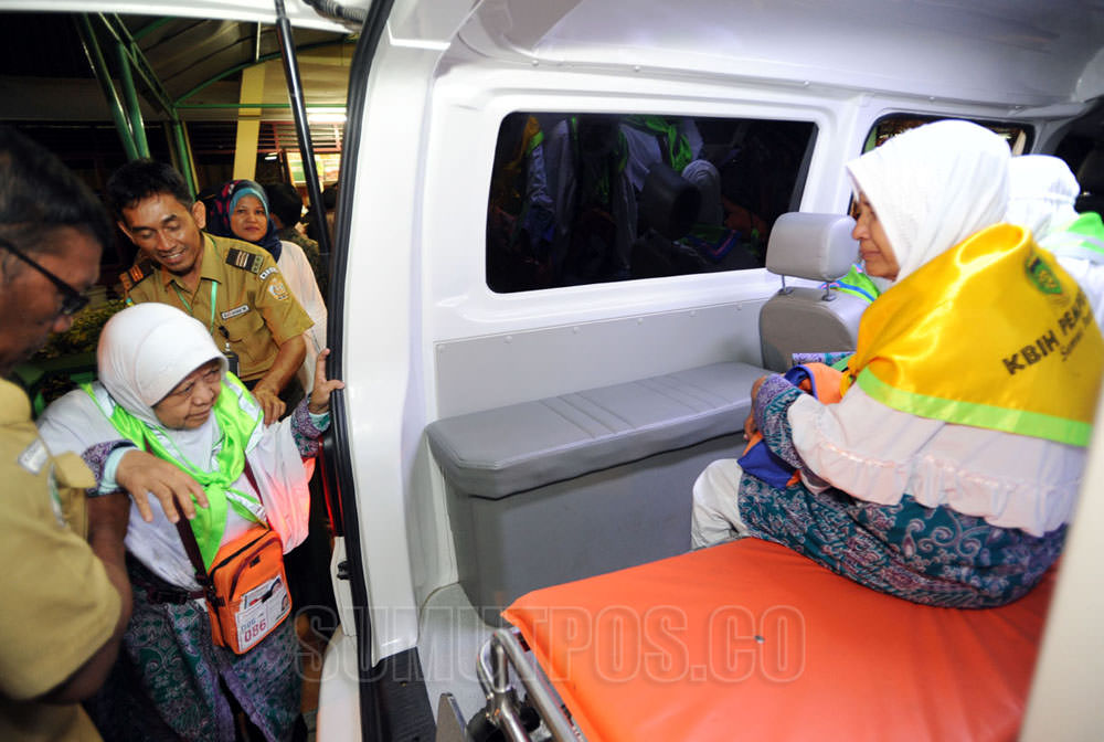 Foto: Triadi Wibowo/Sumut Pos Sejumlah jemaah calon haji Kloter I berada di kursi roda saat menunggu waktu keberangkatan, dari Embarkasi Medan Asrama Haji Jalan AH Naution Medan, Jumat (28/7). Sebanyak 389 orang jemaah calon haji kelompok terbang (kloter)