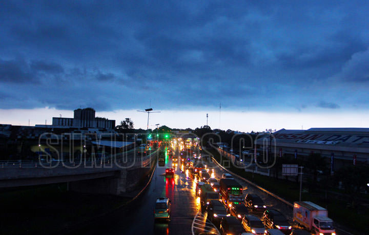 Foto: Triadi Wibowo/Sumut Pos Kenderaan melintas di bawah awan gelap di pintu tol Amplas jalan Sisingamangaraja Medan, kamis (3/8). cuaca ektrem kerap melanda kota Medan saat sore dan malam hari