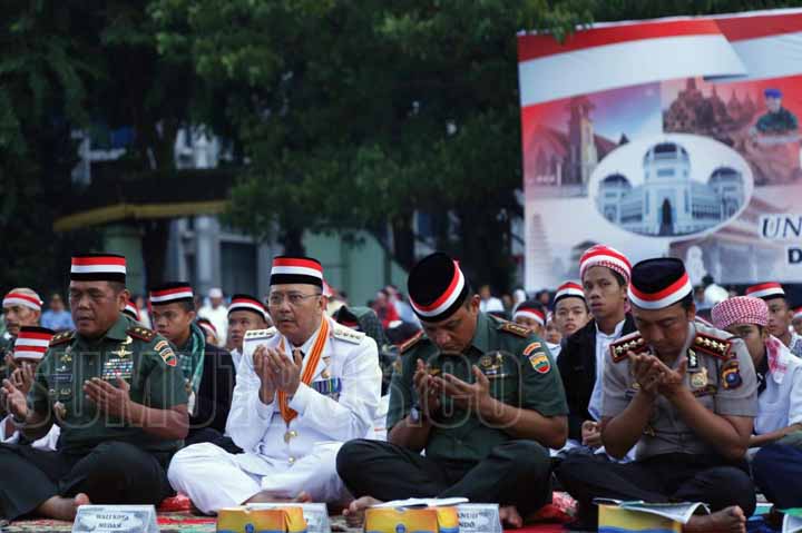 Sekitar 6000-an warga Medan menggelar doa bersama 171717 di Lapangan Benteng, Kamis (17/8/)sore.