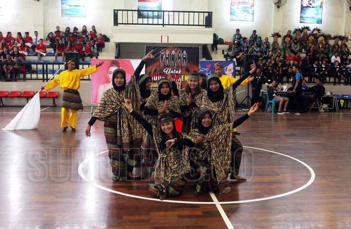 Triadi Wibowo/Sumut Pos_ Tim dance SMA menyajikan ending tari tradisionalnya pada Roadshow UBS Gold Dance Competition 2017.