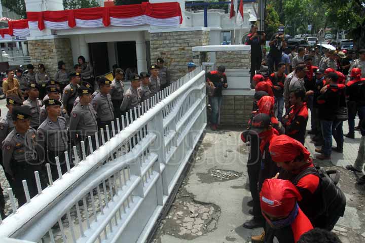 SUTAN SIREGAR/SUMUT POS UNJUK RASA_Puluhan buruh yang tergabung dalam Federasi Serikat Pekerja Metal Indonesia (FSPMI) berunjuk rasa di Medan, Selasa (8/8). Mereka menolak rencana pemerintah menurunkan batas penghasilan tidak kena pajak (PTKP) karena dini