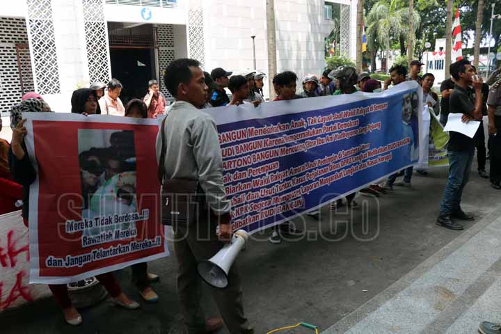 Foto: Andika/Sumut Pos Massa OMMBAK melakukan aksi di depan gedung DPRD Sumut, Kamis (10/8).