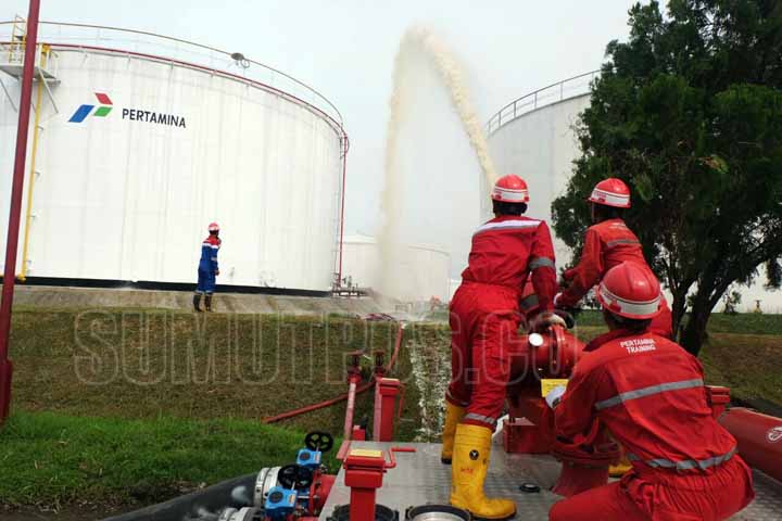 Foto: Fachril/Sumut Pos Terminal Bahan Bakar Minyak Medan Group PT Pertamina Region I di Jalan KL Yos Sudarso, Km 20, Medan Labuhan meledak dan satu karyawan terluka.