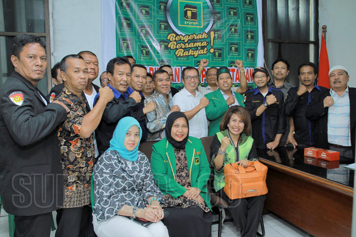 Foto: Andika Syahputra/Sumut  Pos Sekretaris DPW PPP Sumut, Jafaruddin Harahap (jas hijau) saat menerima berkas pendaftaran Edy Rahmayadi sebagai Balon Gubsu, kemarin.
