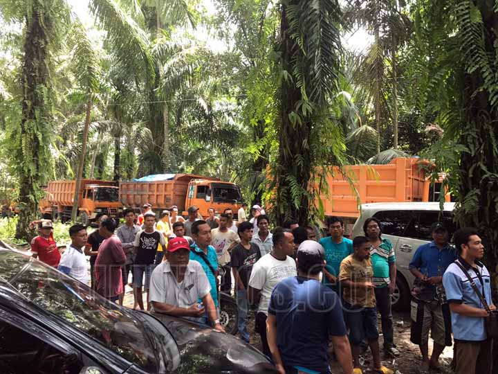Warga menghadang truk yang melintas di Dusun Satubengkulu Kerpe Kecamatan Selesai Langkat, Senin (14/8).