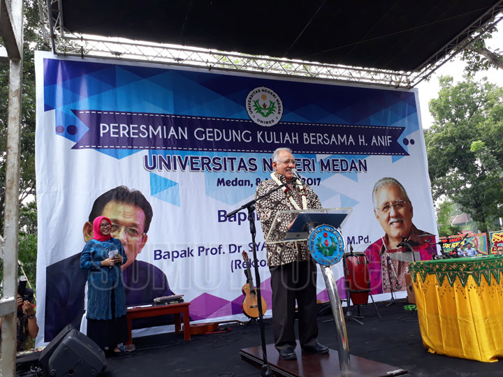 Foto: M IDRIS/Sumut Pos  H Anif menyampaikan pidatonya pada peresmian Gedung Kuliah Bersama di Kampus Unimed, Selasa (8/8). Gedung tersebut disumbangkan H Anif sebagai bentuk peduli untuk peningkatan dunia pendidikan.