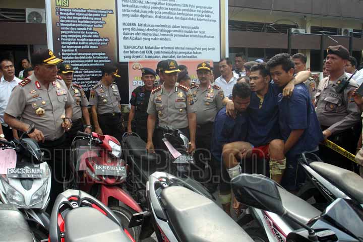 SUTAN SIREGAR/SIREGAR GELAR KASUS_Kapolda Sumut Irjen Pol Paulus waterpauw (tengah) beserta jajaran memberikan keterangan saat gelar kasus di Polrestabes Medan, Senin (14/8) Polisi jajaran polrestabes medan berhasil menangkap 451 orang tersngka dari berba