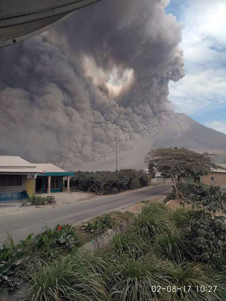 Gunung Sinabung kembali erupsi dengan menyemburkan abu vulkanik setinggi 4.500 meter, Rabu (15/7) pagi.