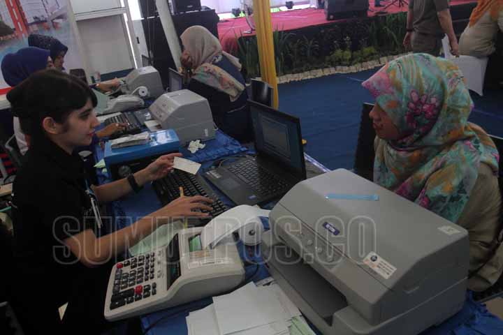 Foto: SUTAN SIREGAR/SUMUT POS PBB FAIR 2016_Beberapa warga kota medan mengunjungi dan membayar pajak di acara PBB Fair 2016 di Lapangan Merdeka Medan, Senin (28/11) Acara yang diselenggarakan oleh Pemko Medan ini Berlangsung mulai dari tanggal 28 s/d 30 N