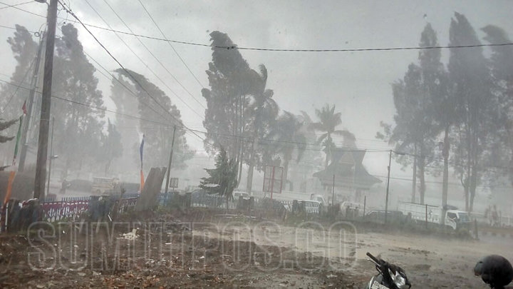 Foto: Solideo/Sumut Pos Angin kencang disertai hujan es mengguyur Kabanjahe dan Simpang Empat Kabupaten Karo, Selasa (29/8).