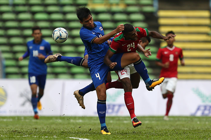 Pemain Timnas Indonesia U-22 Marinus Wanewar (kanan) dikawal pemain Thailand Worawut Namvech saat bertanding dalam babak kualifikasi grup B Sea Games di Stadion Shah Alam, Selangor, Malaysia, Selasa (15/8/17). Indonesia bermain imbang 1-1 dengan Thailand.