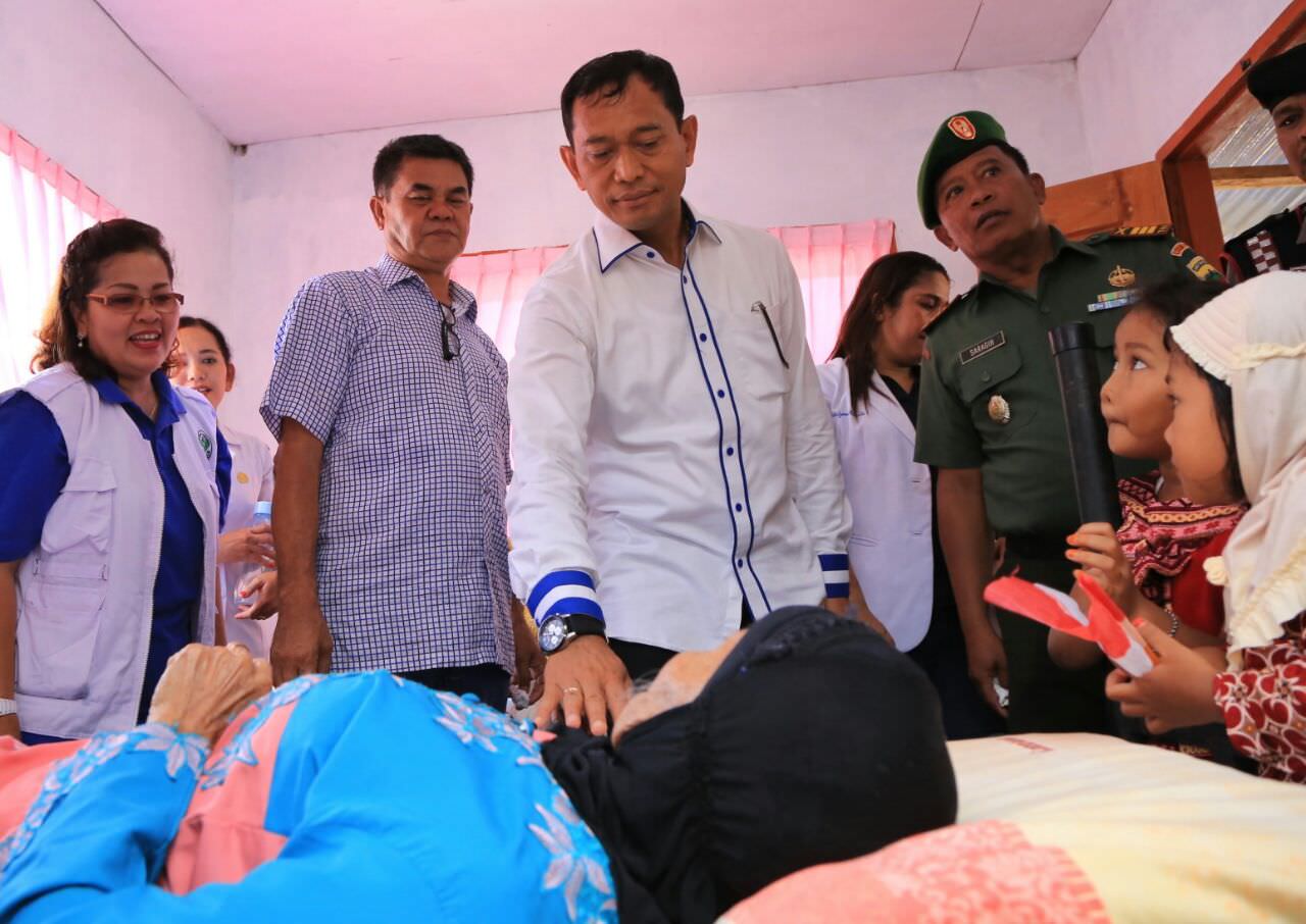 Bupati Simalungun JR Saragih saat berkunjung ke  Desa Bukit Rejo, Kecamatan Sidamanik, Kabupaten Simalungun, Sumatera Utara, Selasa (29/8/2017). JR merujuk bocah bernama Tegar Siregar yang mengidap penyakit kelenjar paratiroid, ke RS Rondahanaim.