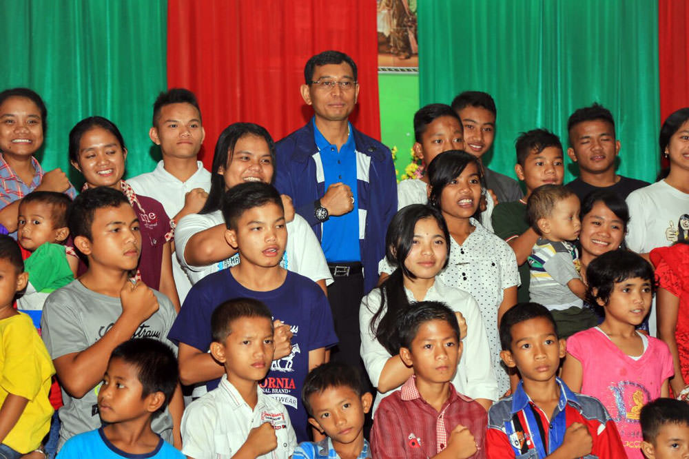 Foto: Tonggo Sibarani/Metro Siantar/SMG Bupati Simalungun JR Saragih saat berada di Panti Asuham Zarfat untuk melihat kondisi anak yang dititipkan.