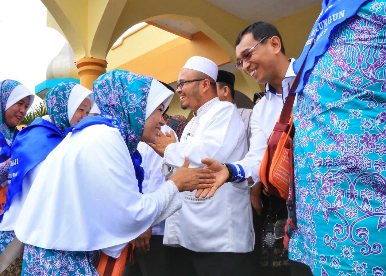 Foto: Tonggo Sibarani/SMG Bupati Simalungun JR Saragih melepas calon jamaah haji Kabupaten Simalungun di Masjid Asy-Syuhada Markorem-022/PT, Kecamatan Siantar, Sumatera Utara, Senin (1/8/2017).