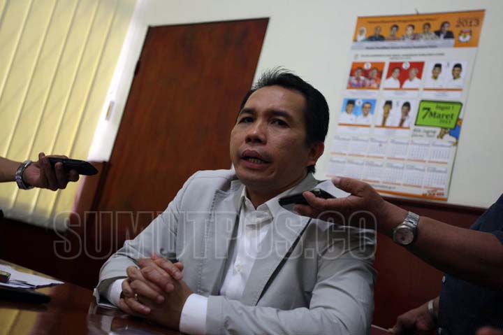 AMINOER RASYID/SUMUT POS Ketua Komisi Pemilihan Umum Sumatera Utara Irham Buana memberikan keterangan Persnya di aula Kantor KPU Sumut Jalan Perintis Kemerdekaan Medan, Kamis (14/3).
